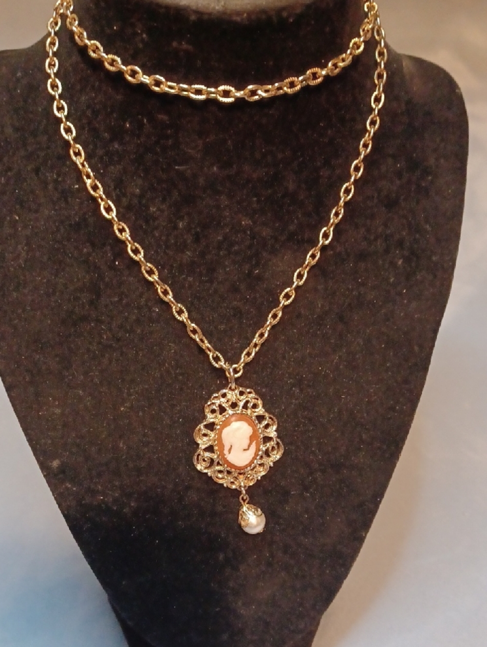 Sarah Coventry Vintage-Style Gold Cameo Pendant Necklace